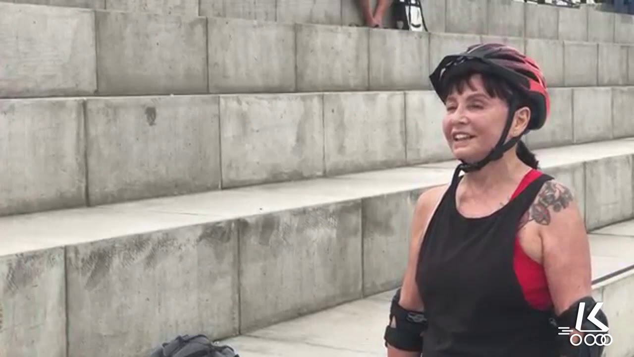 old woman rollerskating (c)kyrtaprolki