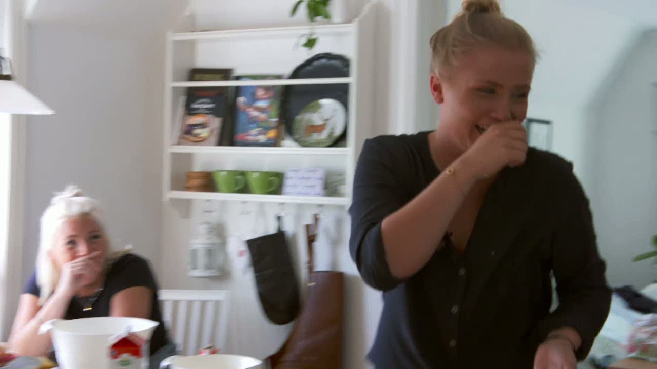 Pajigt när tjejerna förbereder kräftskiva - Bonde söker fru (TV4)