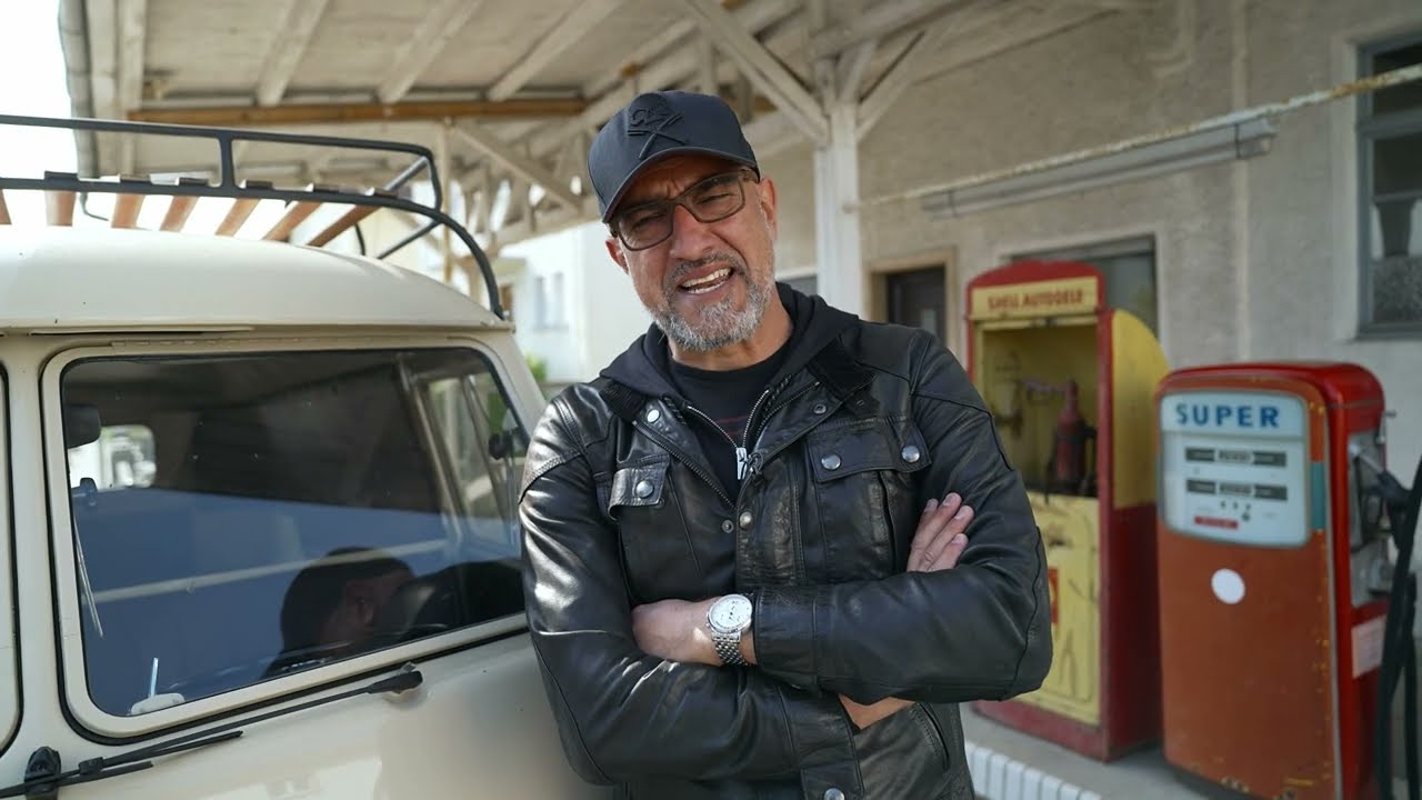 Alexander  macht den n&auml;chsten Check mit unserem 2. Preis: VW Bus T1 Kastenwagen Bj  1962.