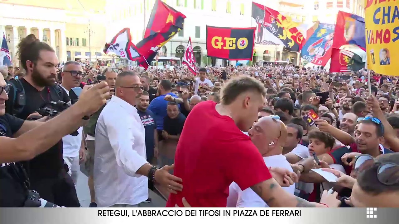 Retegui, l'abbraccio dei tifosi in piazza De Ferrari