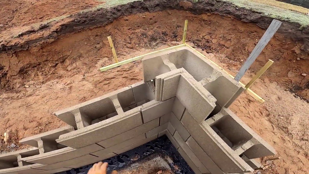 UKŁADANIE PUSTAKÓW SZALUNKOWYCH NA ŁAWIE FUNDAMENTOWEJ