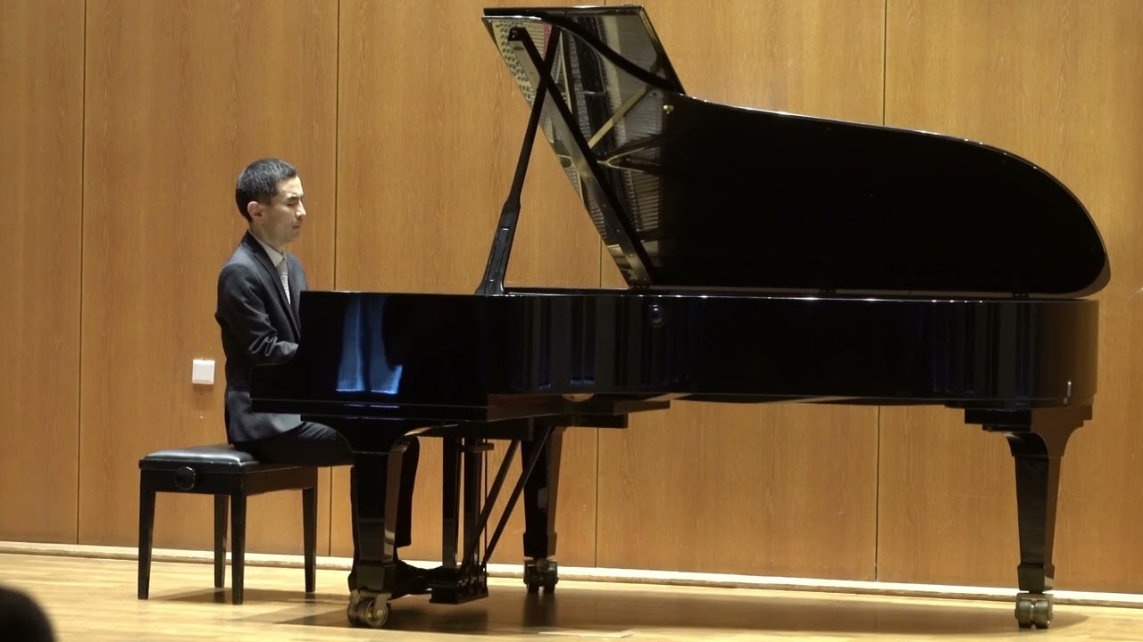 Maurice Ravel        Menuet antique
