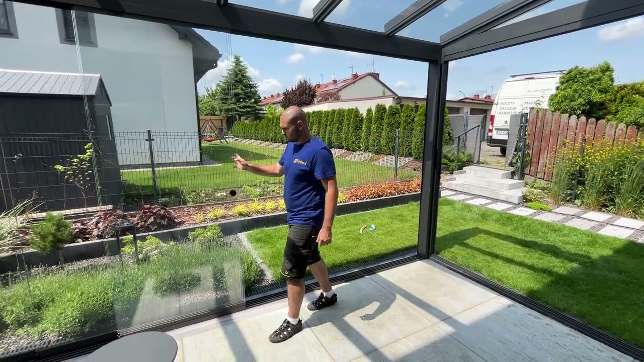 Jak działają drzwi przesuwne bezramowe szkło. Dach Lewens. Ogród letni zimowy. Sunless Bielsko.