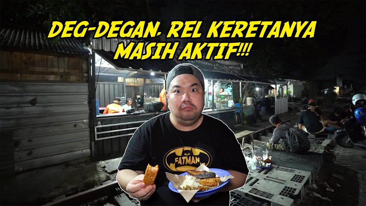 MAKAN ANGKRINGAN 24 JAM  DITENGAH REL KERETA YANG MASIH AKTIF!!!