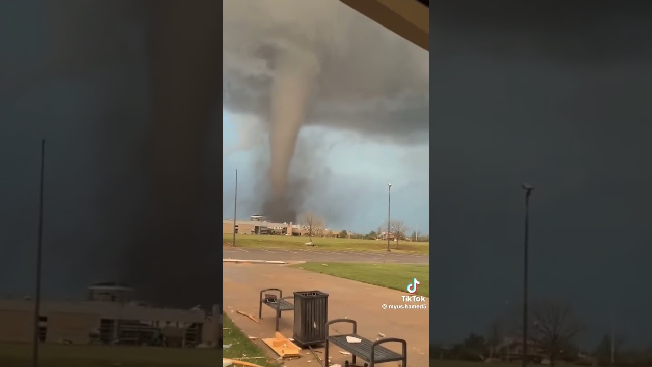 Les &eacute;l&eacute;ments se d&eacute;cha&icirc;nent... #tornade #ouragan #desastre #desastresnaturales #naturesounds