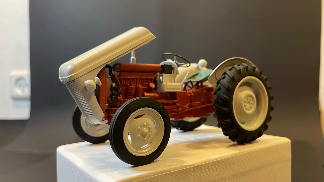 Heller Ferguson Tractor Petit Gris 1/24