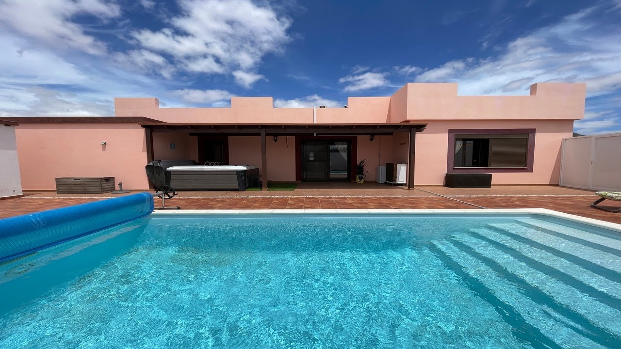 Gorgeous Modern Villa in the Countryside with pool and Hot Tub for sale!!