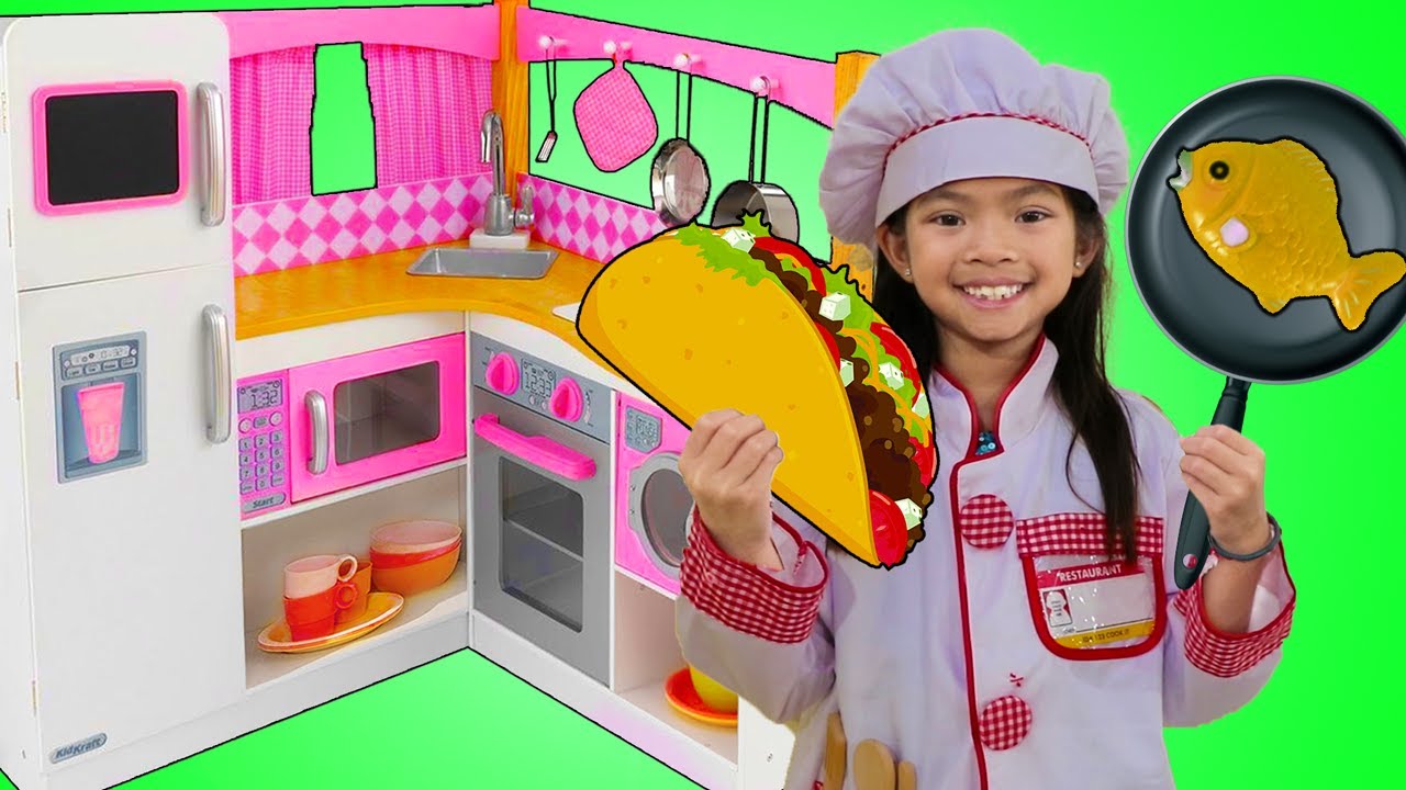 Emma La Cocinera Juega con su Cocina de Juguete y Hace Pizzas, Hambuguesas y Tacos