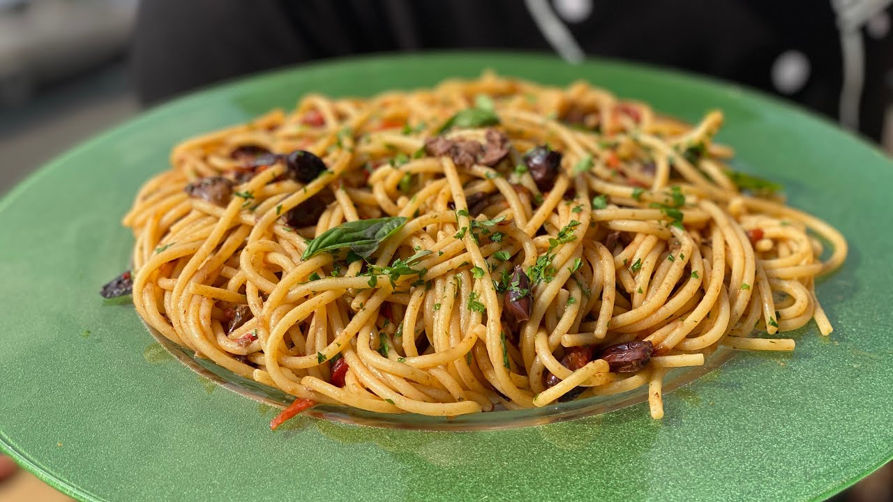 Espaguetis con aceitunas y tomates cherry deshidratados