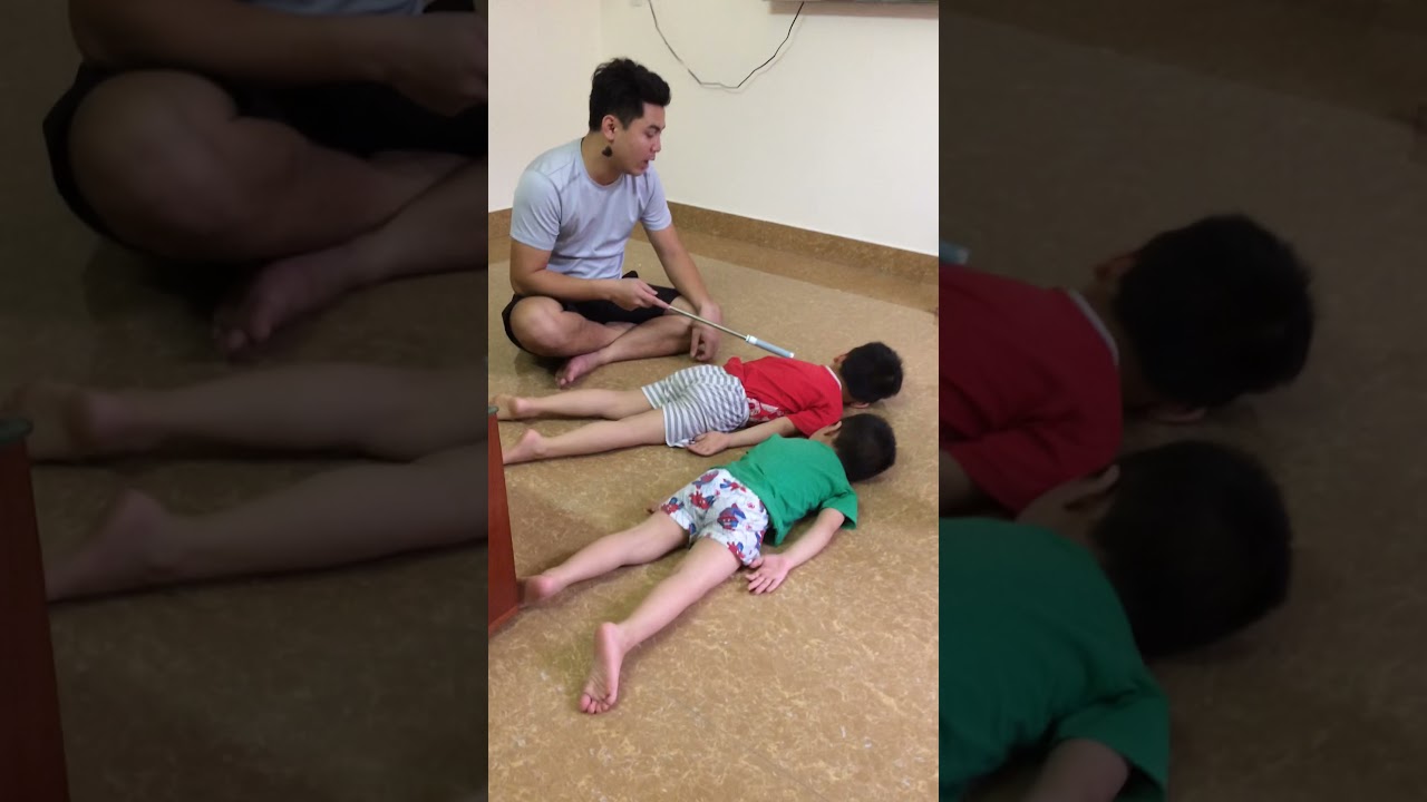 Hai anh em ở nhà hư bị bố xử lý!