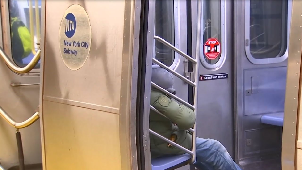 Adams Says NYC Will Treat Mentally Ill, Even If They Refuse | El Minuto (English)