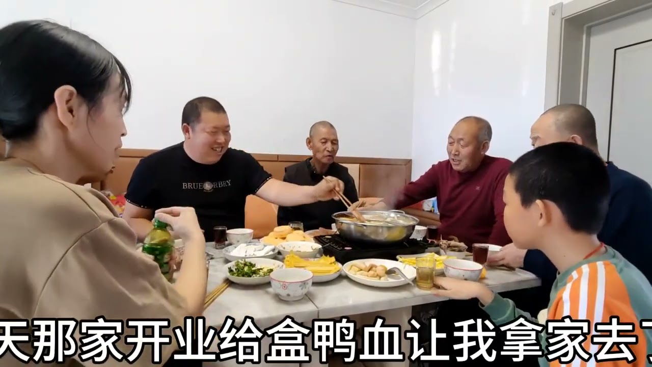 舅爷来了，夫妻俩安排火锅，有肉有菜，一家人边吃边聊真高兴！ ##记录真实生活 #日常vlog #唠家常