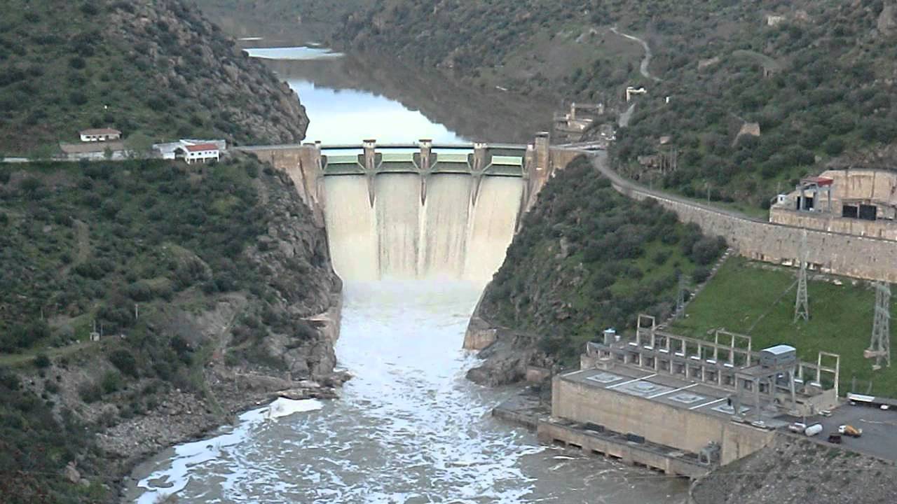 Presa Saucelle (compuertas abiertas 24-3-2013)