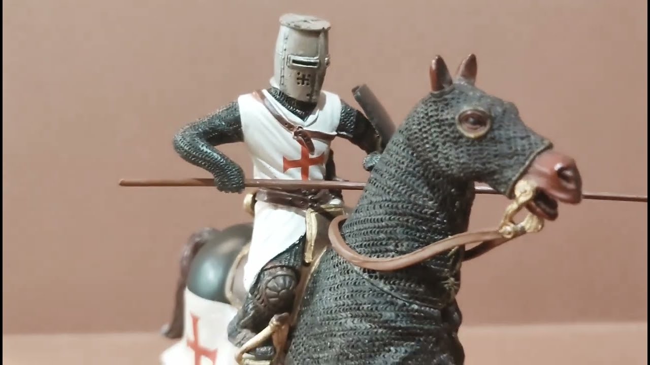 let's have a look a the Templar Cavalry Knights figure - Blue Box BBI, Schleich, Papo 1 : 18