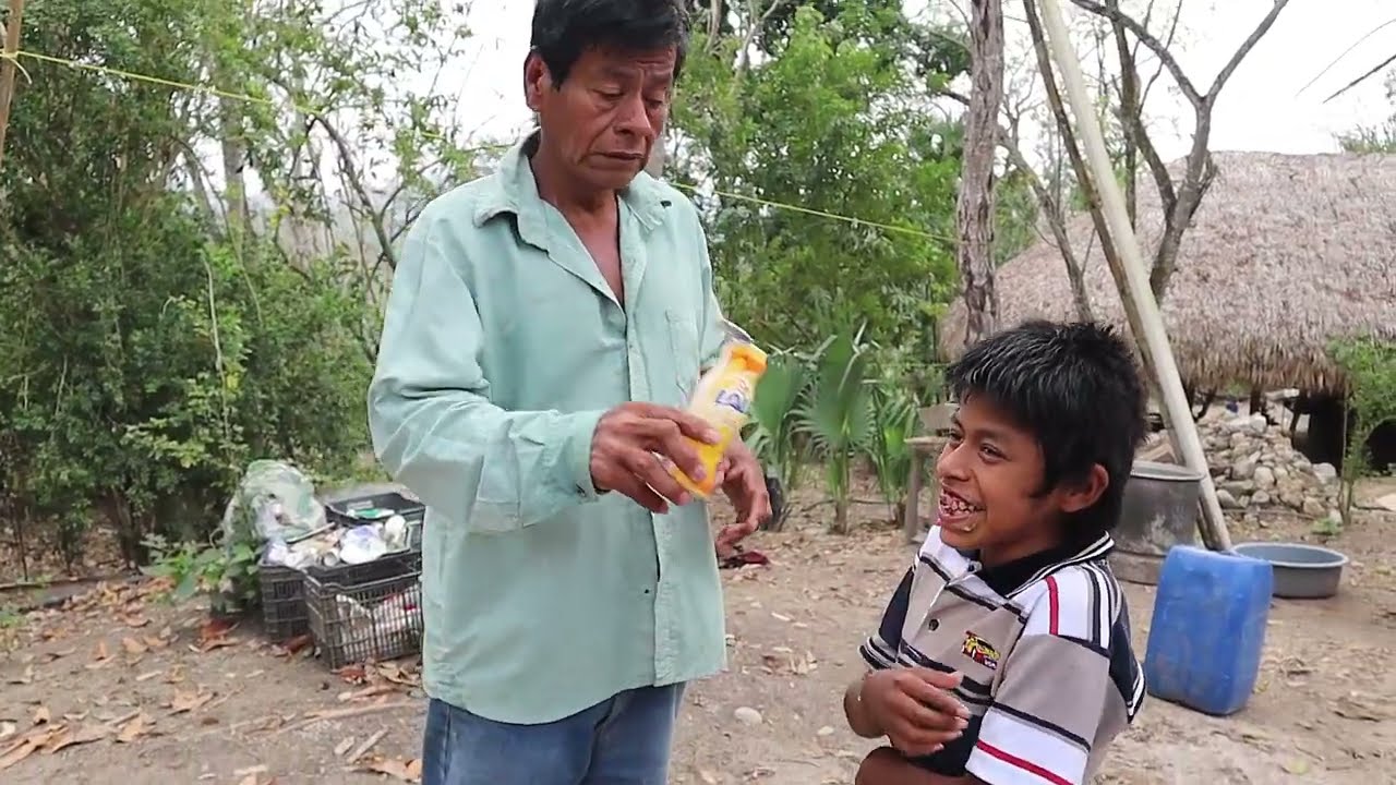 mi esposa nos dejo solos y tengo miedo que mi hijo se rompa su cabeza por  su enfermedad