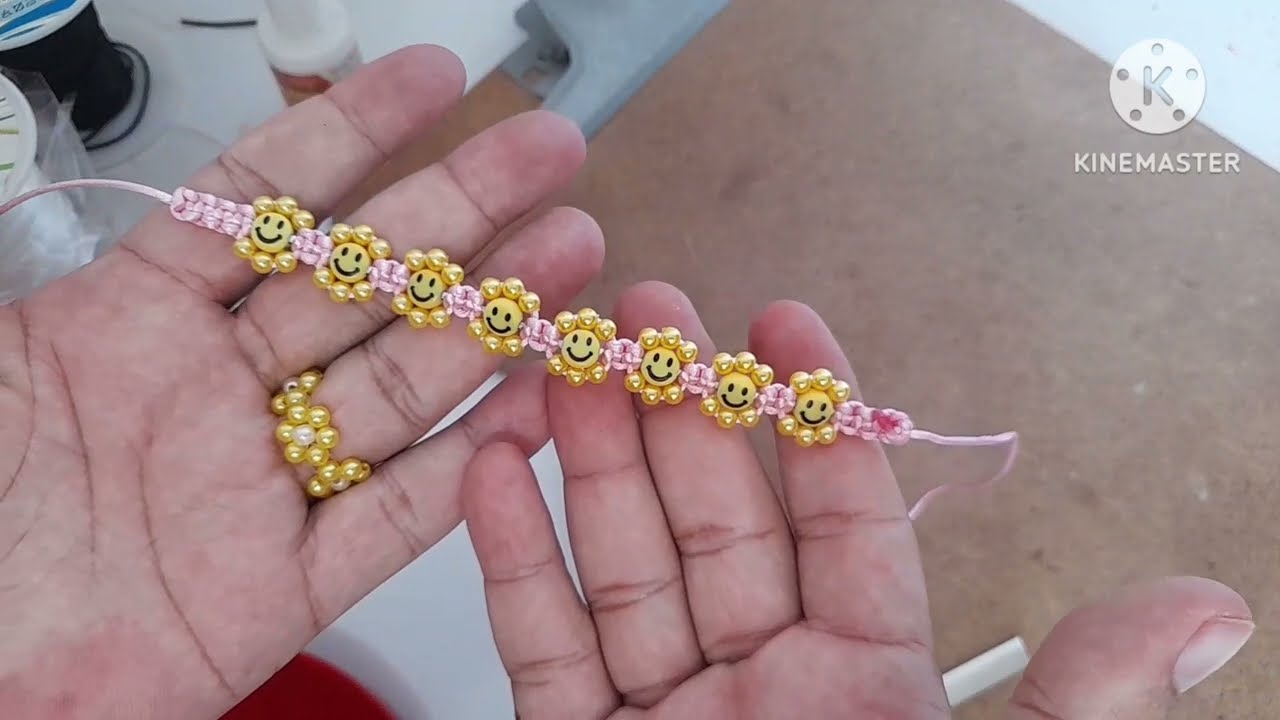 Pulseira macramê ADULTO com pérolas e Emogi Carinha Feliz ficou lindo 🥰