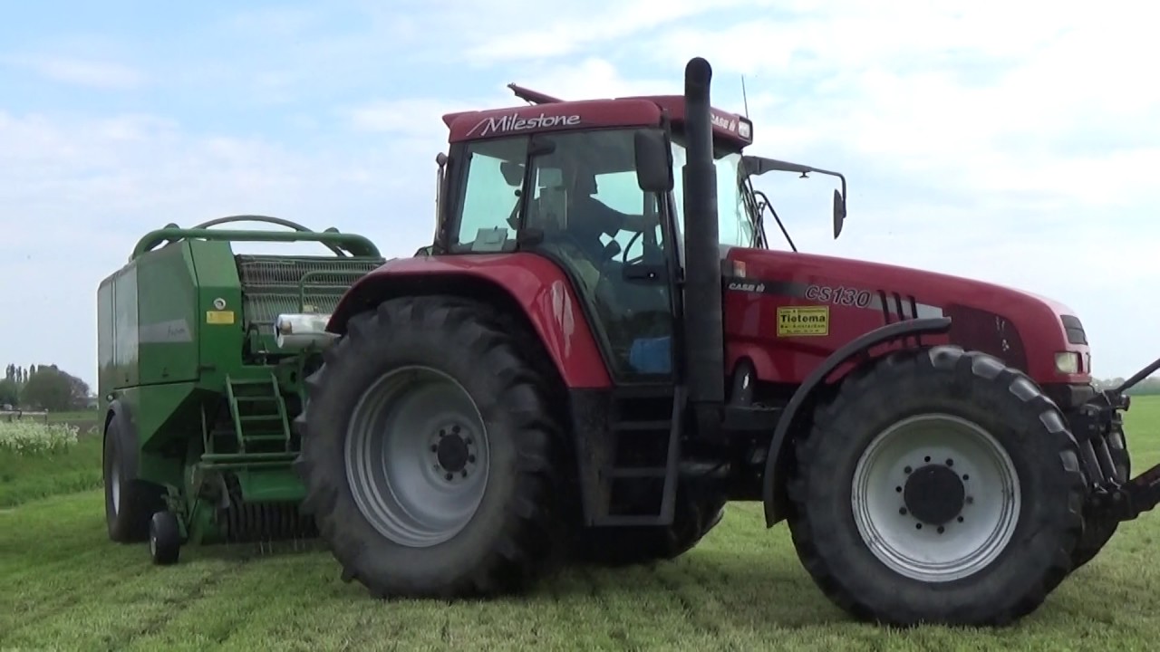 CASE IH CS 130 MET EEN MCHALE FUISION RONDEBALENPERS EN BALENWIKKELAAR IN EEN