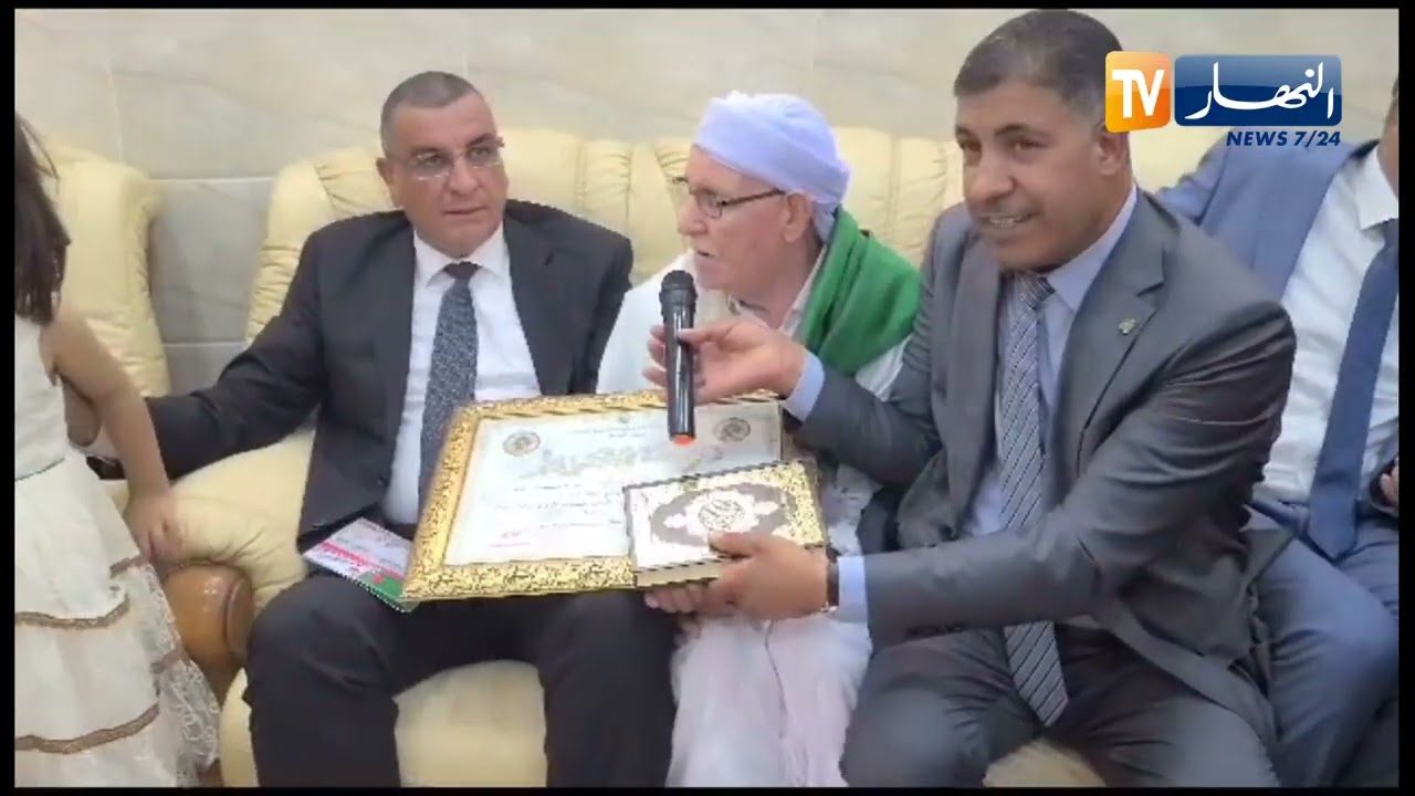 المسيلة / شاهد تأثر عضو جيش التحرير الوطني المجاهد الطيب عباسي أثناء تكريمه في منزله ببن سرور