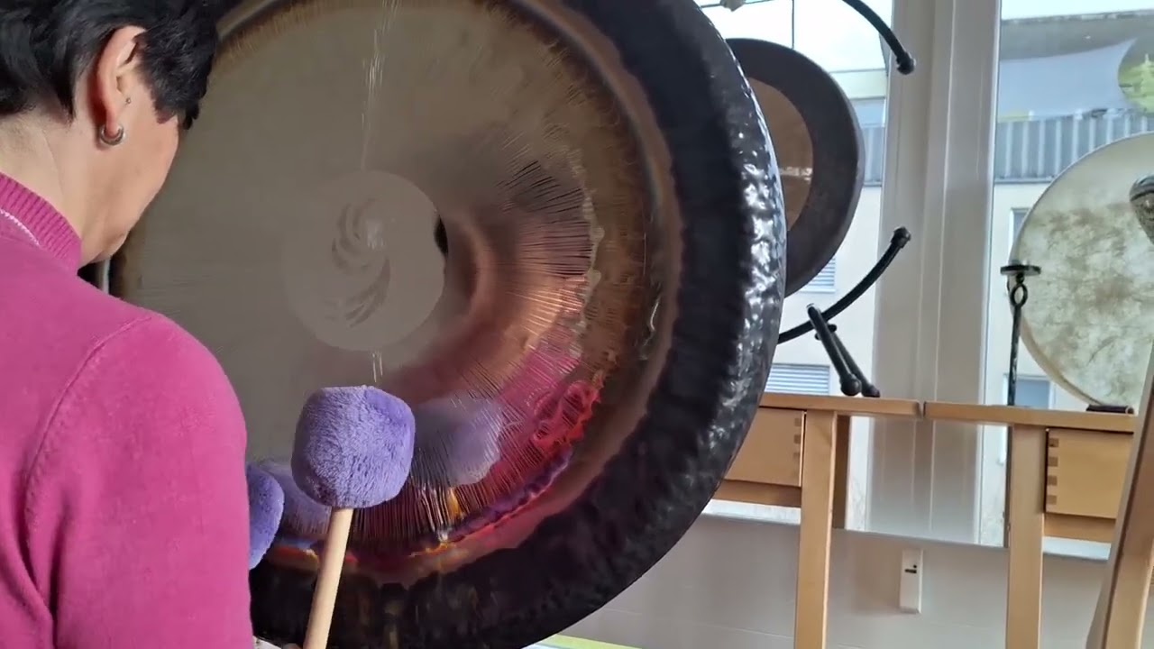 Learn how to play the gong in a practical, experience-based training.