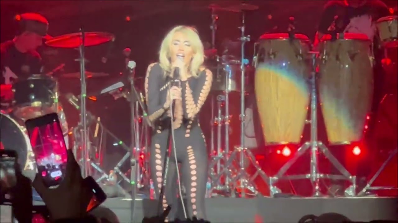 Miley Cyrus - Wrecking Ball (Attention Tour)
