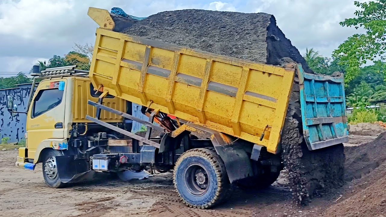 TRUK JOMPLANG. Mobil Truk Muatan Pasir Full Bak Menggunung Bongkar Di DEPOT LANSIR Penampungan.