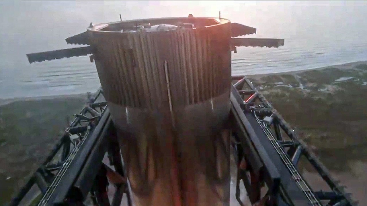 Mechazilla catching superheavy (regular stream + close up views) SpaceX Starship test flight 5