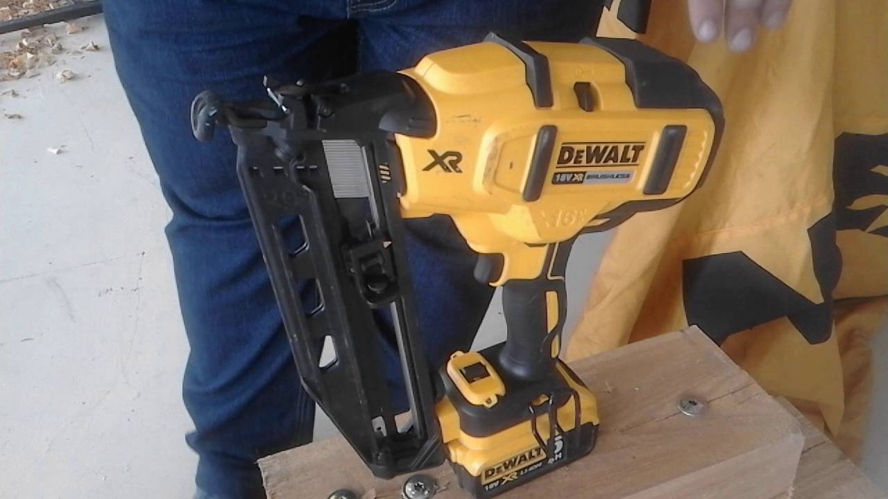 Jaką gwoździarkę wybrać? Testujemy akumulatorową gwoździarkę DeWalt DCN660