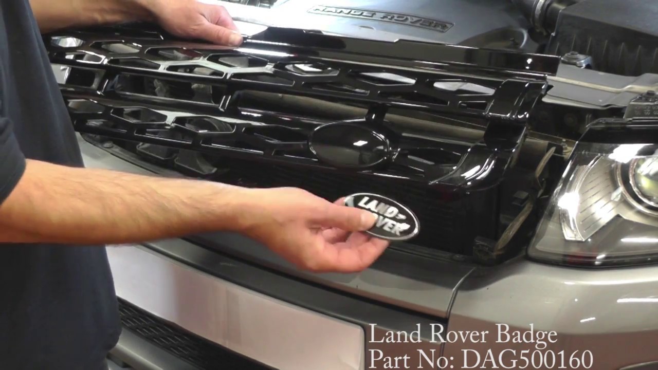 Установка черной глянцевой решетки радиатора в стиле Dynamic на Range Rover Evoque.