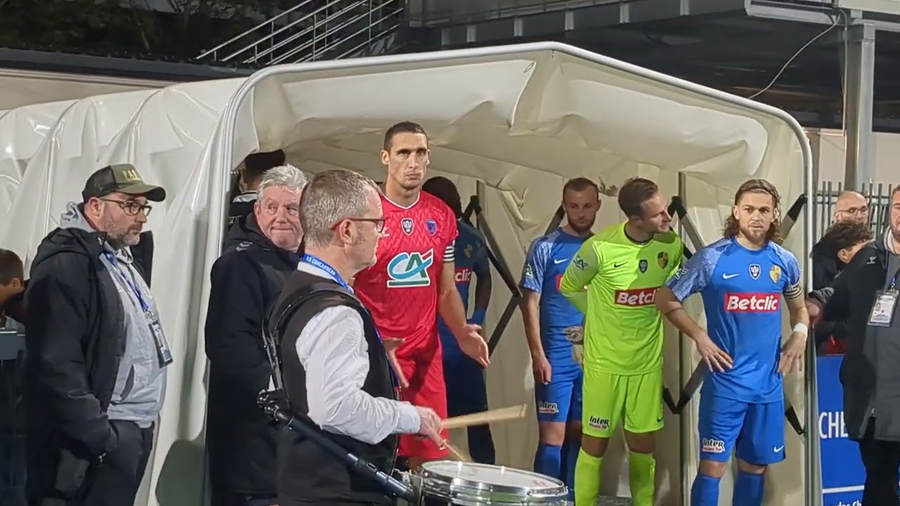 L'entrée des joueurs entre l'US Concarneau (Nat.) et le Stade Briochin (Nat.)