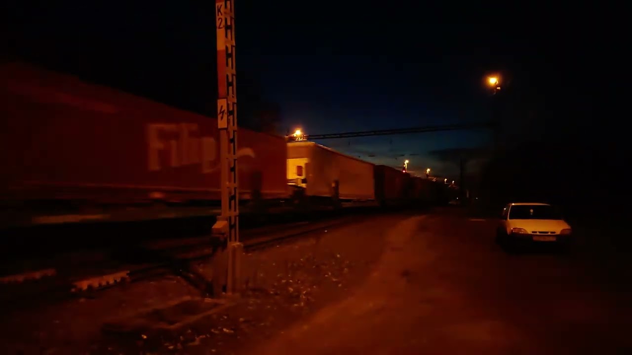 Vectron halad tehervonattal Rákos felé