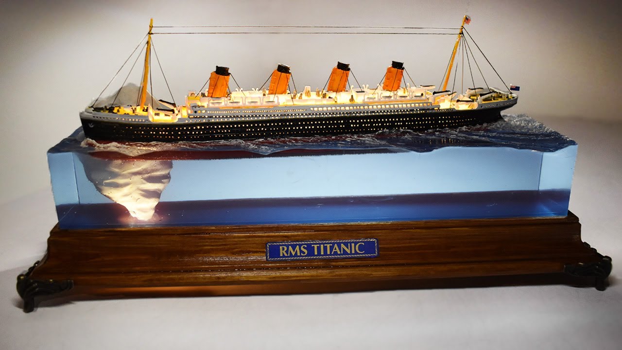 TITANIC hitting the ICEBERG DIORAMA /LAMP - Epoxy resin art