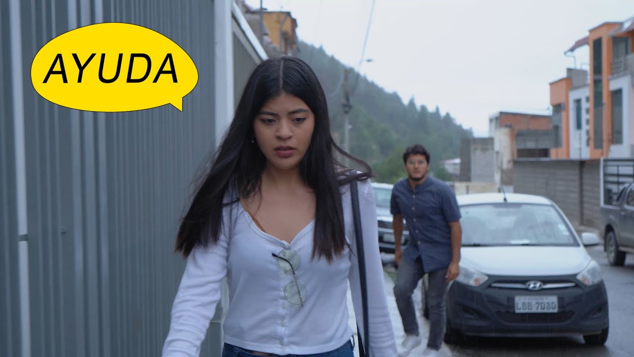 La chica se 4sustó al ver que alguien la seguía