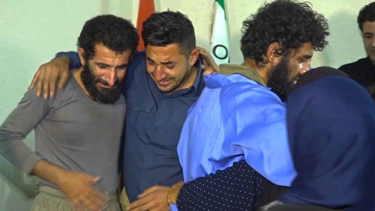 ساتەوەختی شادبوونه‌وه‌ی سێ پێشمەرگە دیلەکەی دەستی داعش بە کەسوکاریان