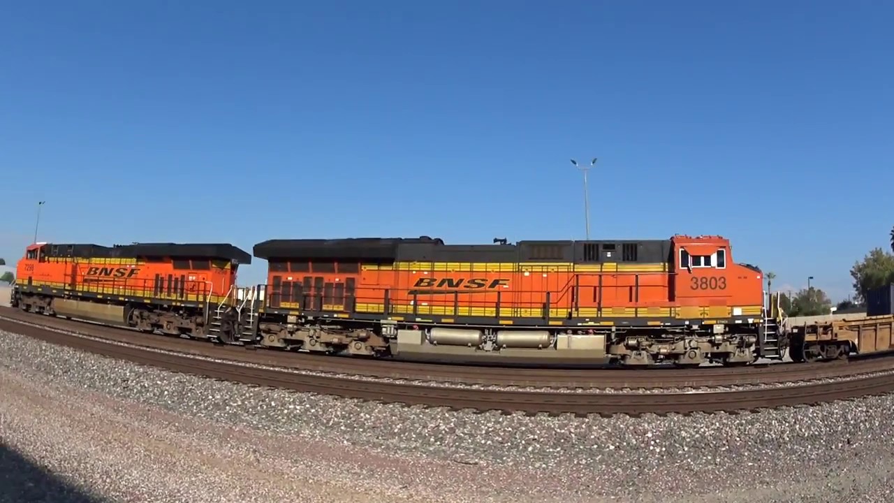 ES44DC+ET44C4 leads BNSF intermodal