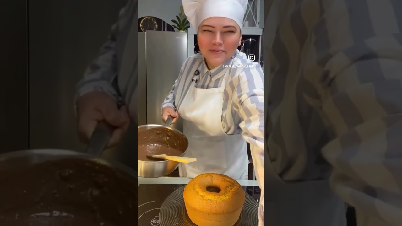 Bolo de cenoura, com cobertura de chocolate.
