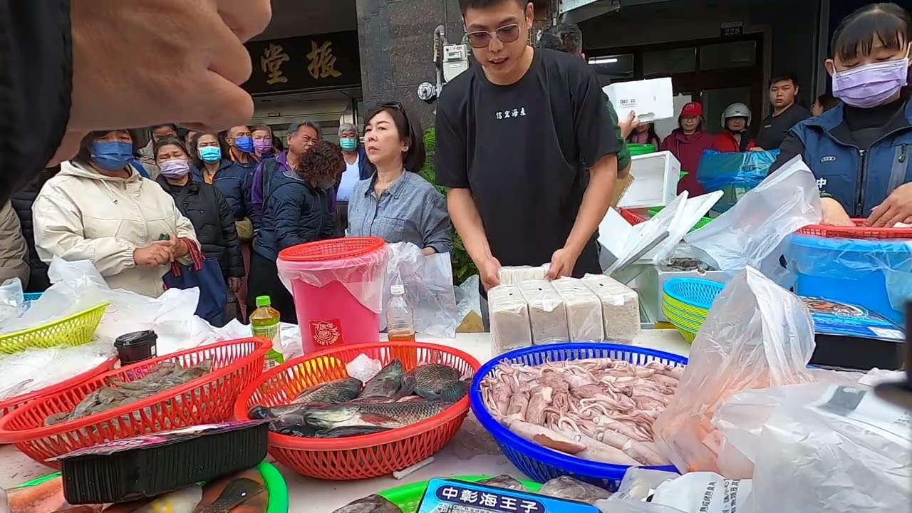 這樣的誇張買氣看起來就是過癮 #中彰海王子 #烏日火車站 #海鮮叫賣 #海鮮拍賣