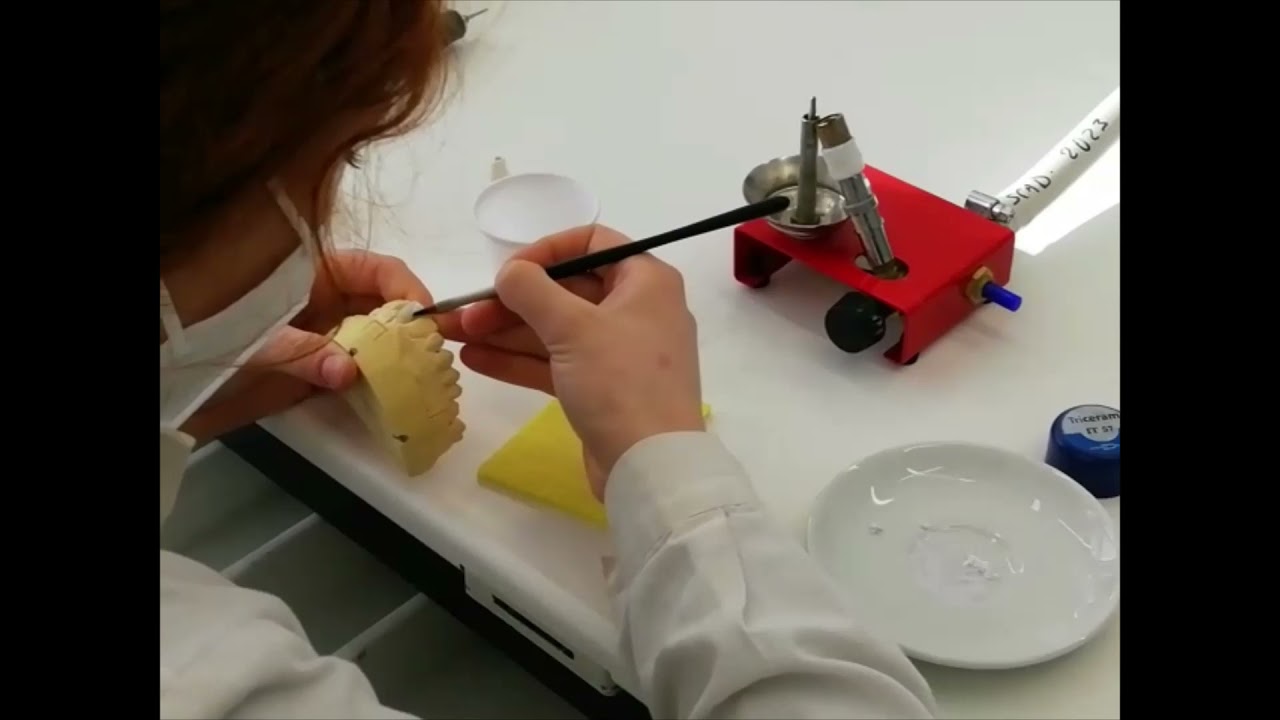 Gli odontotecnici al lavoro