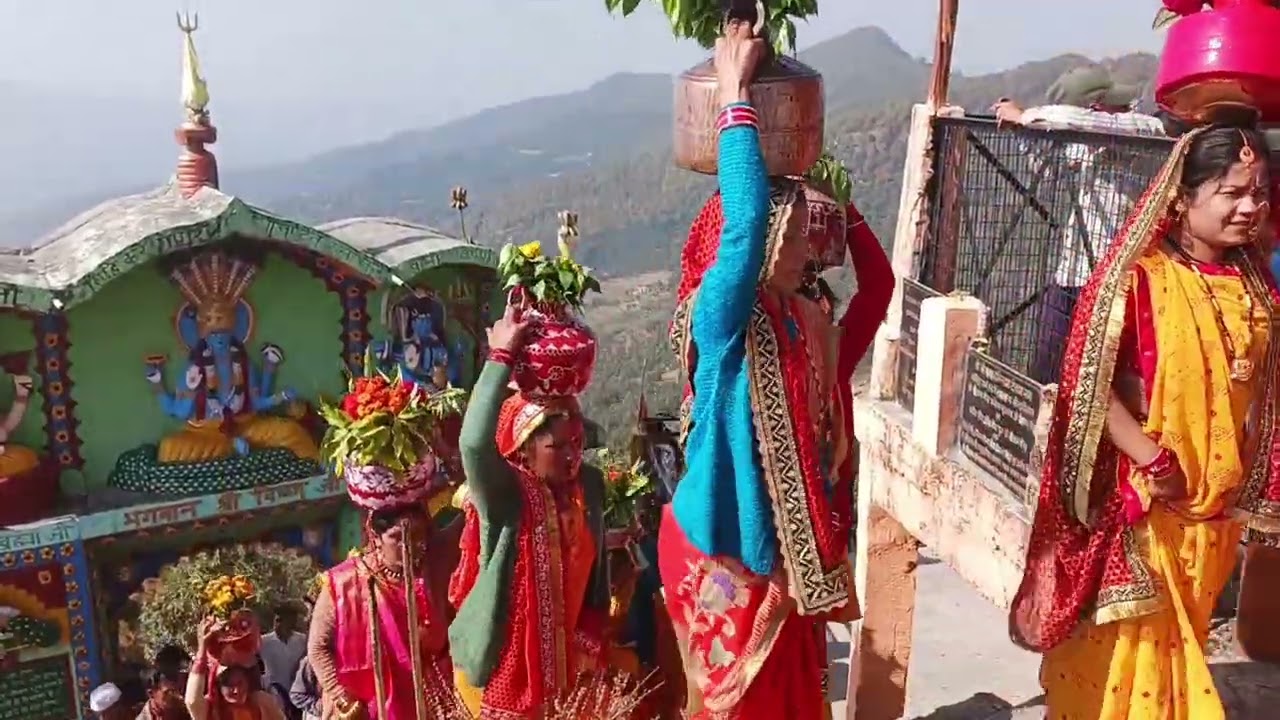 गांव पपोली से शिव महाराज जी की मूर्ती को श्री हरिनाग मंदिर को ले जाते हुए समस्त ग्राम वाशी 🙏🌸🚩🍀🌿🍃