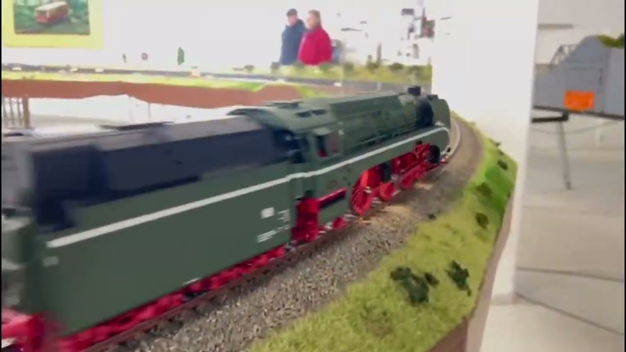 Spur 1 Dampflok BR 02 der DR frisch aus dem RAW zur Probefahrt als Lz
