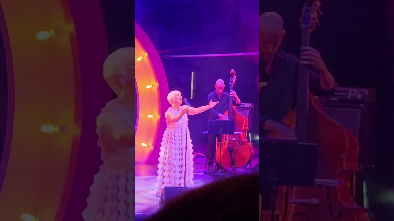 Pasion Vega performing  Cucurrucu at Conde duque 