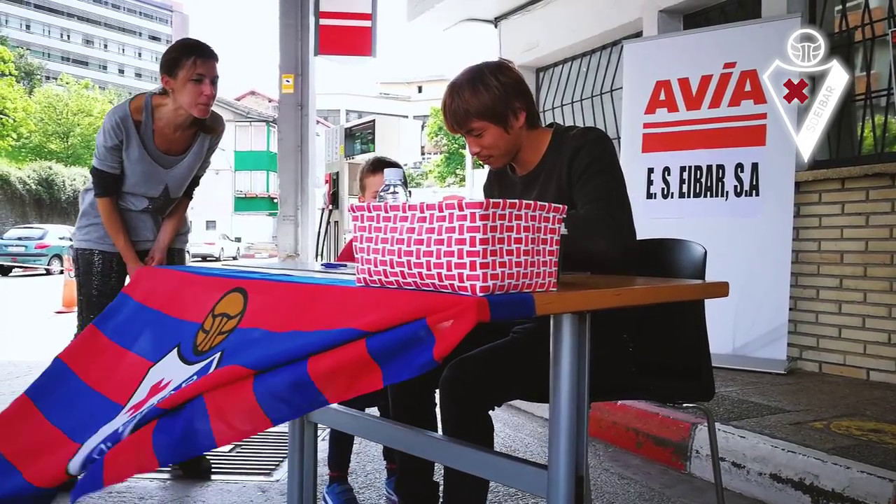 Takashi Inui firma autógrafos en Estación de Servicio AVIA