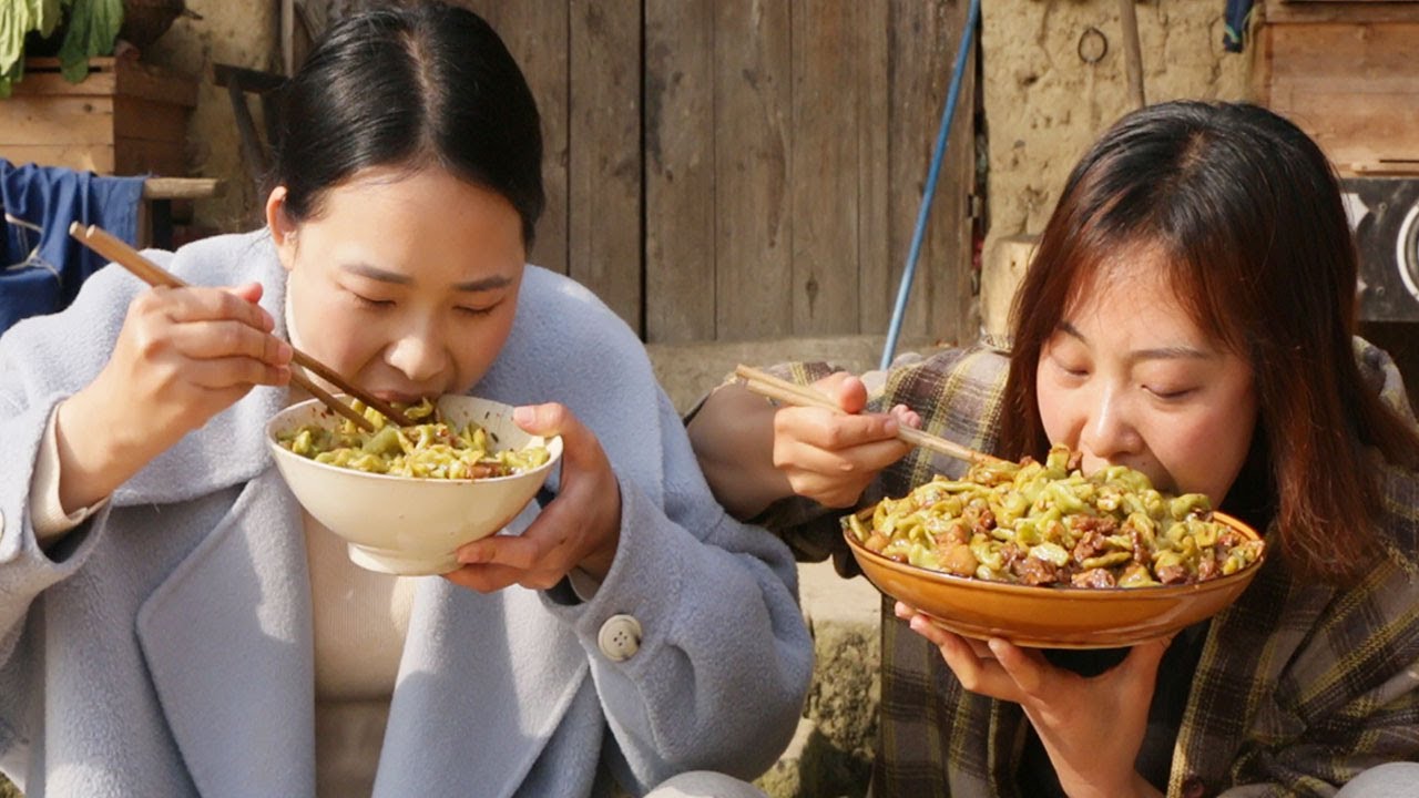 Qiumei и сестра делают сухую шпинатную лапшу и брызгают горячее масло