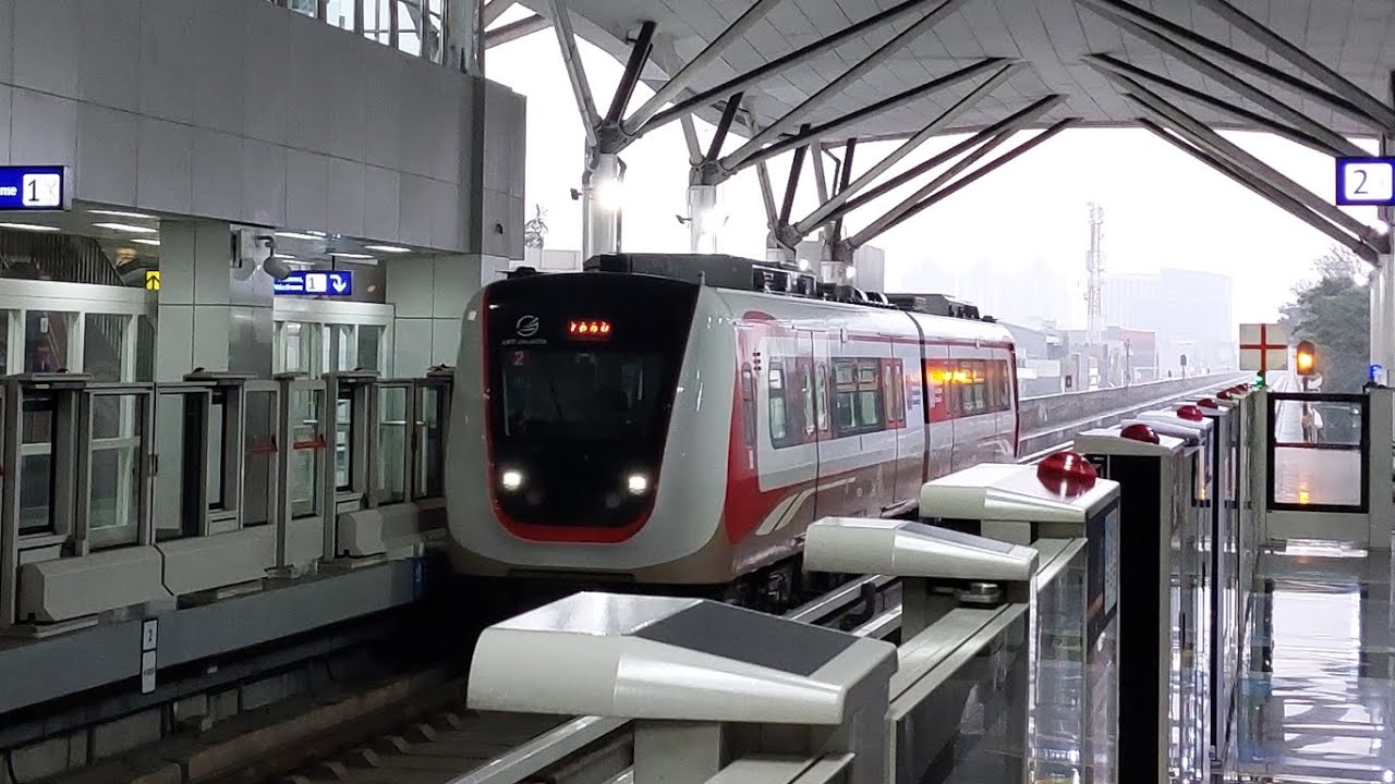 Hyundai Rotem (LRT Jakarta) прибывает на станцию метро Boulevard Selatan, город Джакарта, Индонезия 