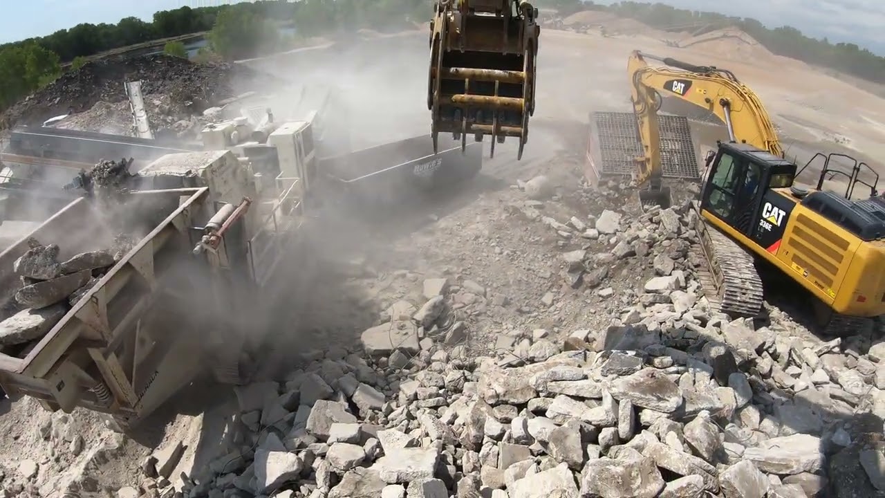 Impact crusher recycling concrete from the excavator view