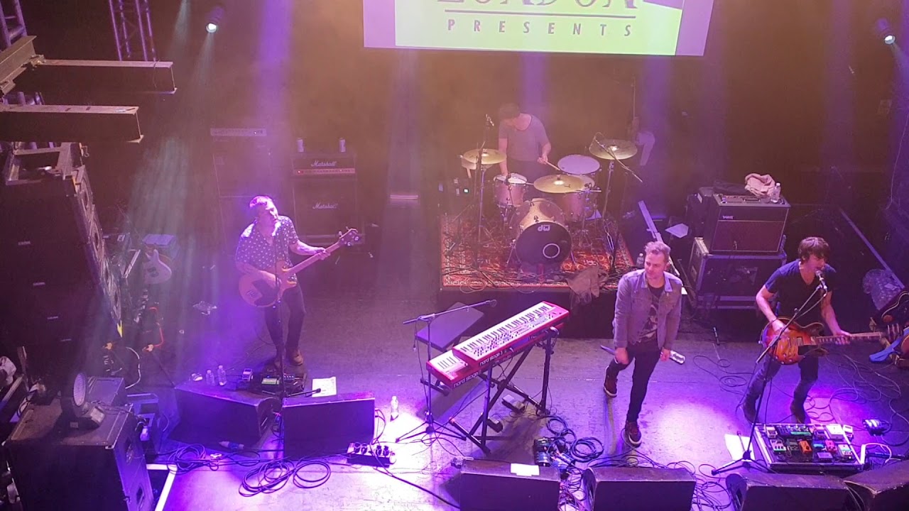 Toploader - Dancing in The Moonlight (Live)