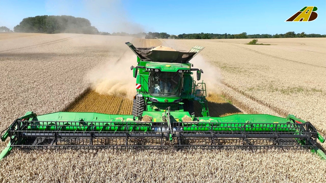 Weizenernte - neuer Mähdrescher John Deere S7 900 & Traktoren  Ostsee Einsatz in der Landwirtschaft