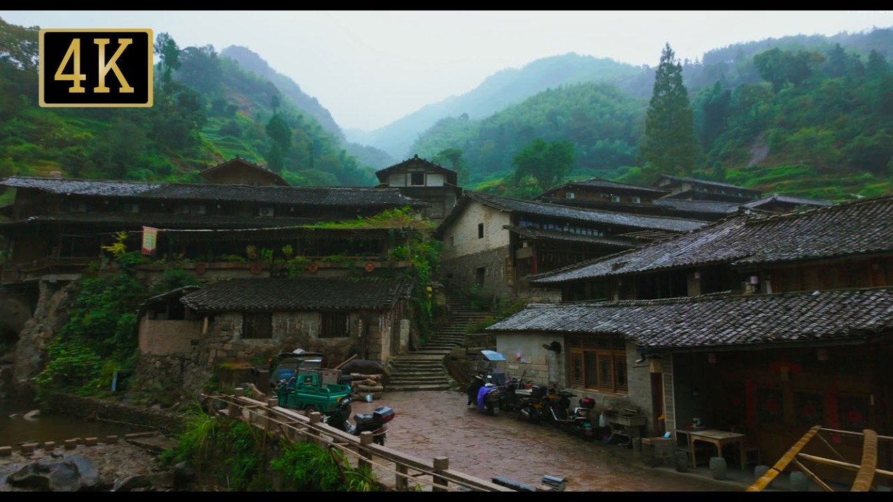 Rainy Walk Through China’s Most Scenic Mountain Village | Layers of Wooden Houses and Stone Paths・4K
