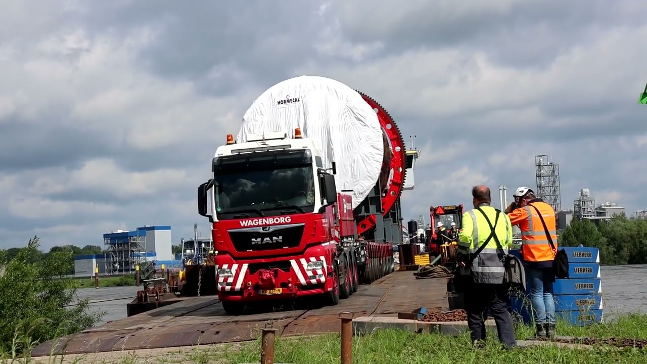 150 Tonnen Schwertransport am Rhein verladen.