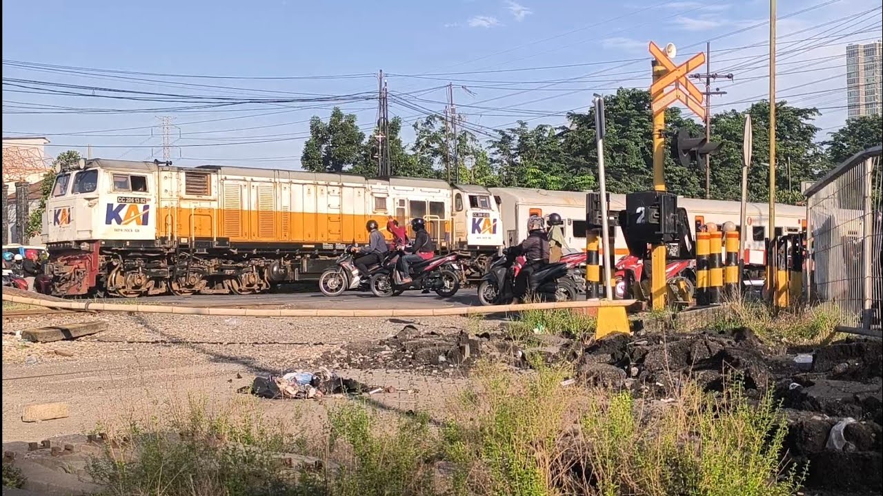 Perlintasan Kereta Api Stasiun Waru