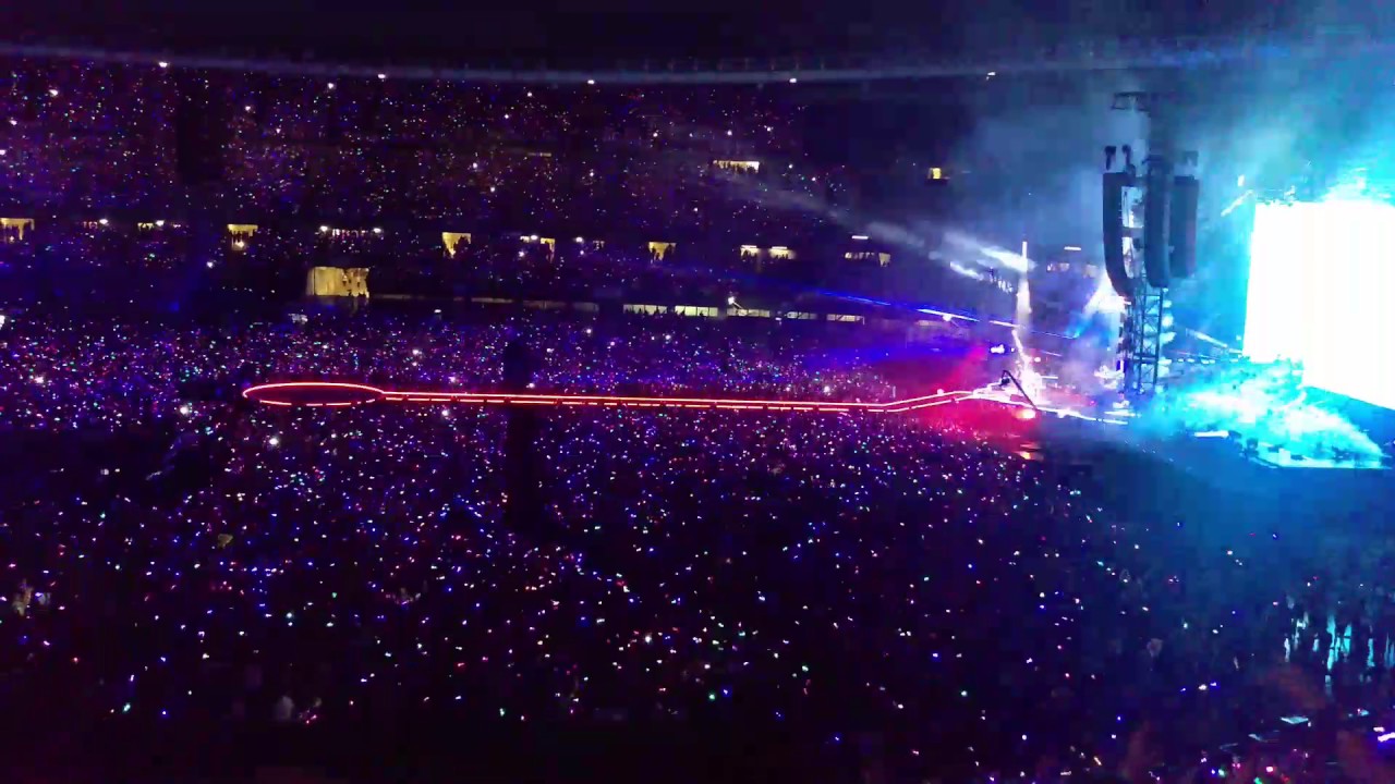 Coldplay - Charlie Brown, live in Vienna 2017 (A Head Full of Dreams )